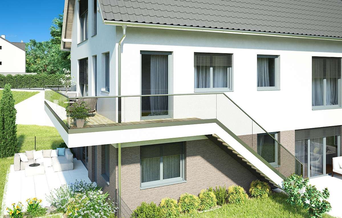 Balkongeländer mit Treppe und Ganzglasgeländer.