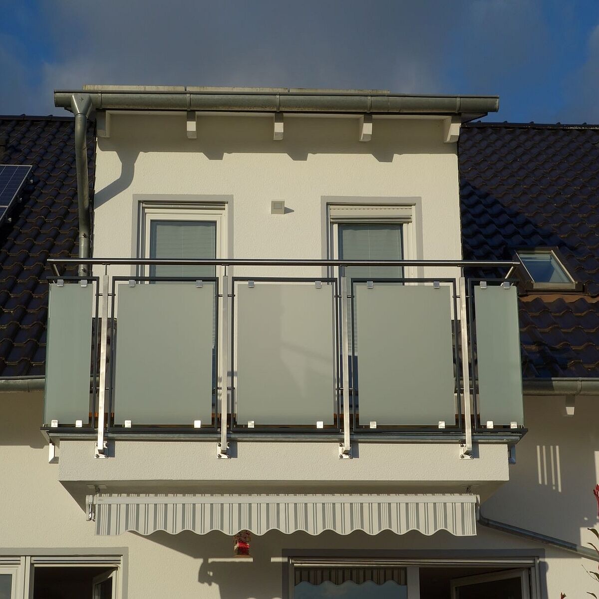 Geländer Balkon pulverbeschichtet mit Mattglas alternativ mit Klarglas.